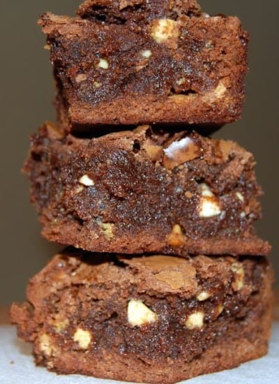 Brownie mixed with marshmallows, fudge and peppermint.