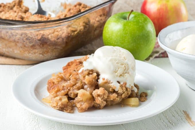 A crisp dessert made with apples.