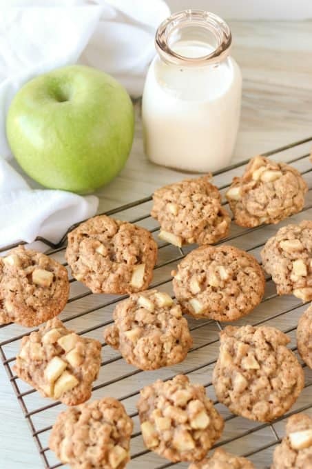 Cinnamon Oatmeal Cookies with apple.