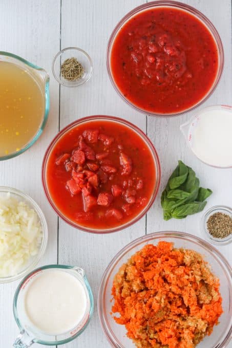 Ingredients to make tomato soup at home.