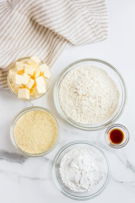 Almond cookie ingredients.