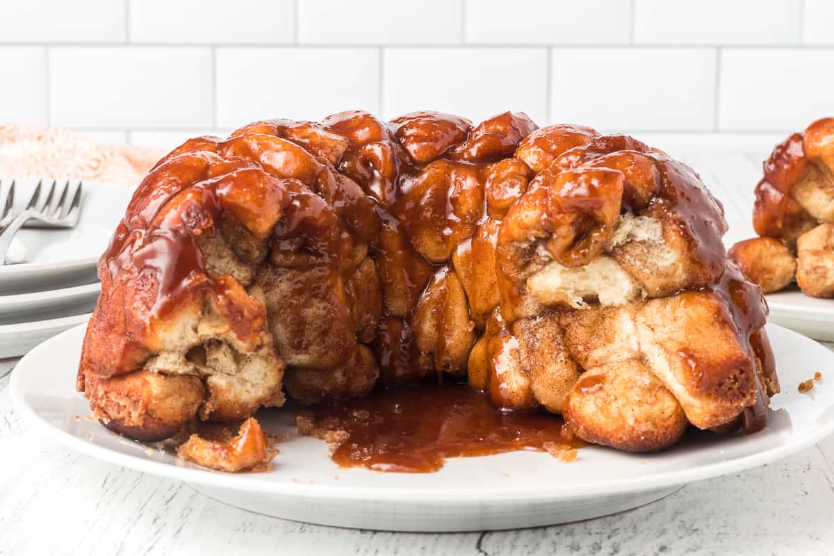 Apple Pie Monkey Bread - Ooey gooey apple cinnamon pull apart bread!