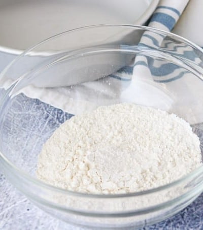 A bowl with flour and corn starch.