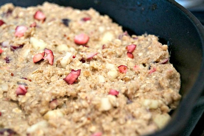 Fresh cranberries and apple combined with Quaker Oats, cinnamon and more baked in a skillet to make a delicious and fun holiday dessert!