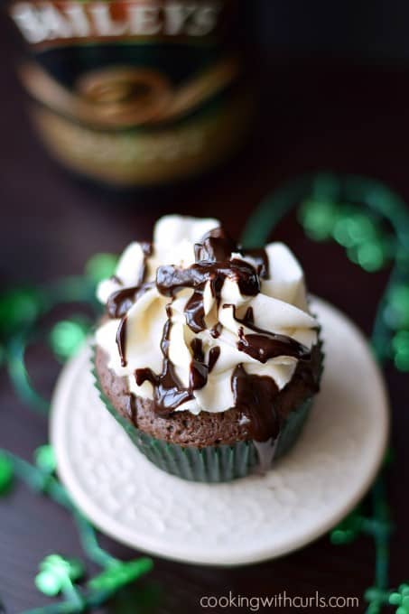 Baileys-Kiss-Cupcakes-with-Baileys-Buttercream-and-Chocolate-Ganache-cookingwithcurls.com_