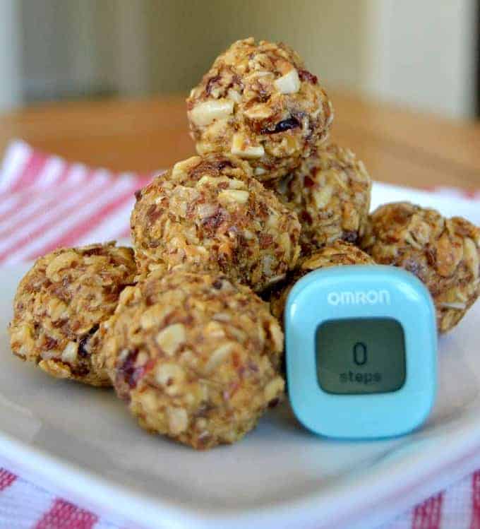 No bake Energy Bites - the perfect pick-me-up before, during and after a walk with the Omron Alvita Wireless Activity Tracker (HJ-327T) !