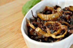 Easy caramelized onions - the perfect topping for burgers, sandwiches and steaks!