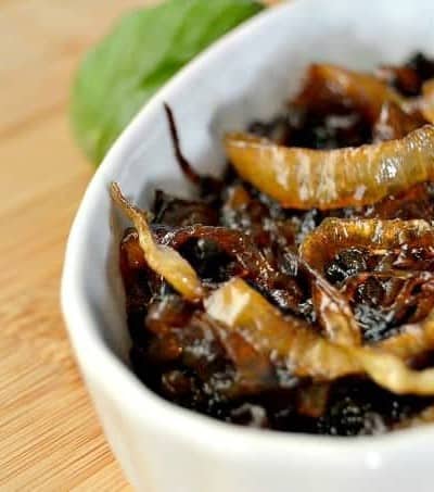 Easy caramelized onions - the perfect topping for burgers, sandwiches and steaks!