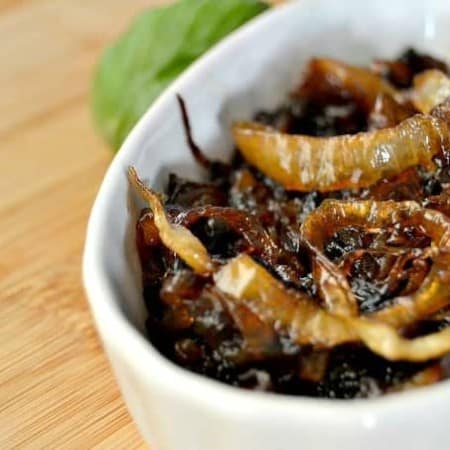 Easy caramelized onions - the perfect topping for burgers, sandwiches and steaks!