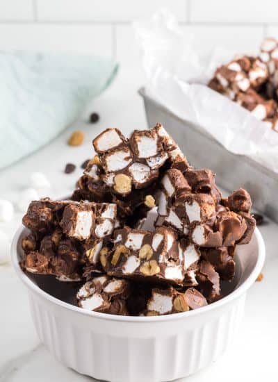 A bowl of Rocky Road bites.