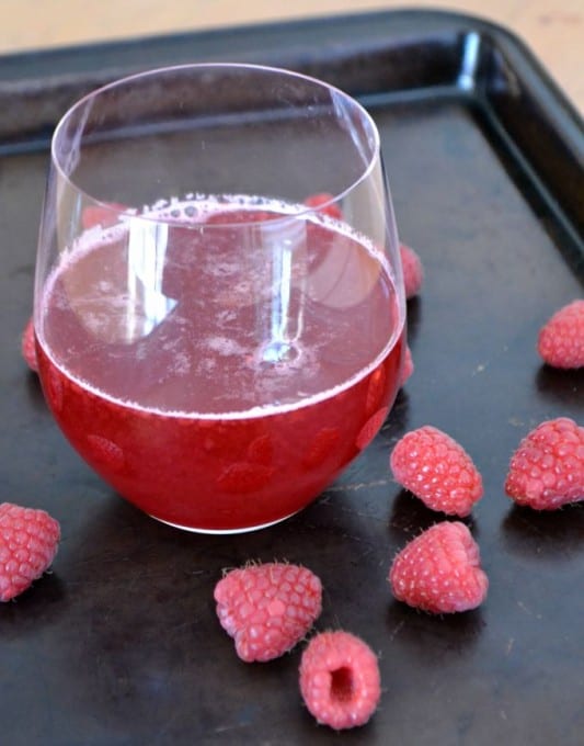 Utilisez ce sirop Simple à la framboise dans le glaçage, dans les boissons, sur les gâteaux et même les salades!