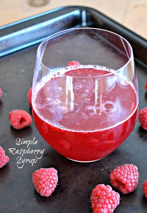 Utilisez ce sirop Simple à la framboise dans le glaçage, dans les boissons, sur les gâteaux et même les salades!