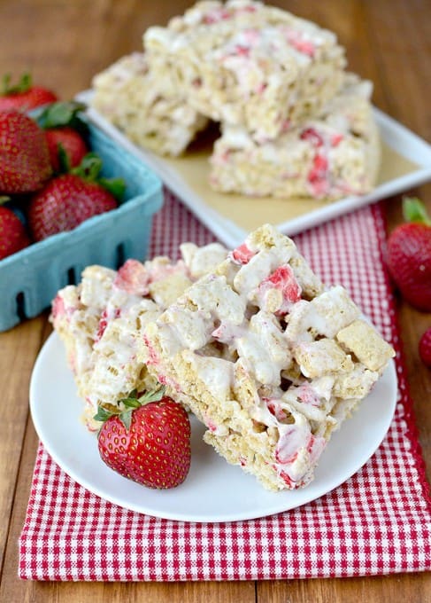 Strawberry-Shortcake-No-Bake-Treat-Bars-09_mini