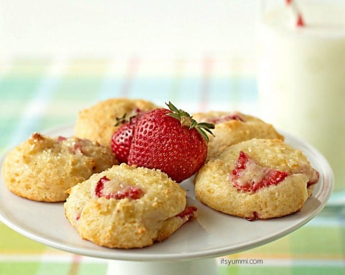 Strawberry-Yogurt-Cookies-from-ItsYummi-com-718x572