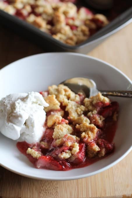 paleo_strawberry_crumble_1