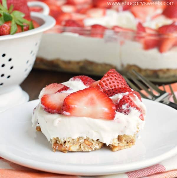 strawberry-pretzel-bars-1-600x604