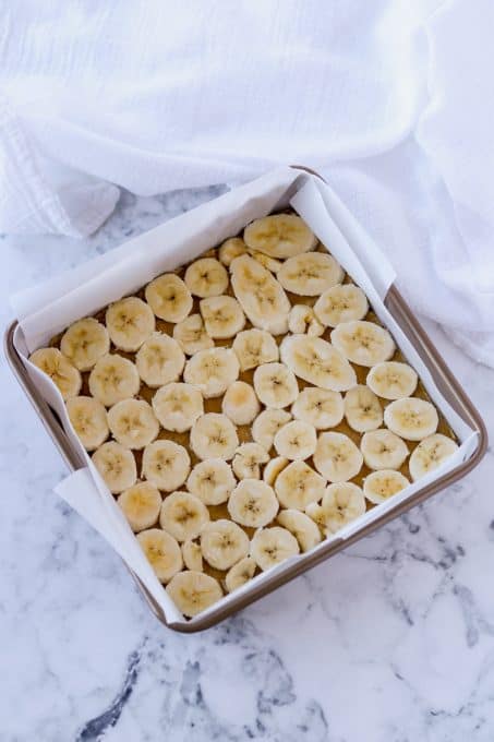 Sliced bananas on top of a Golden Oreo cookie crust.