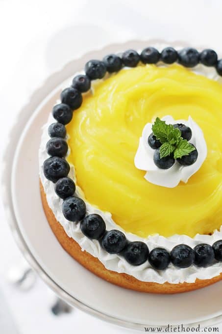 Lemon-Cake-with-Lemon-Curd-and-Blueberries