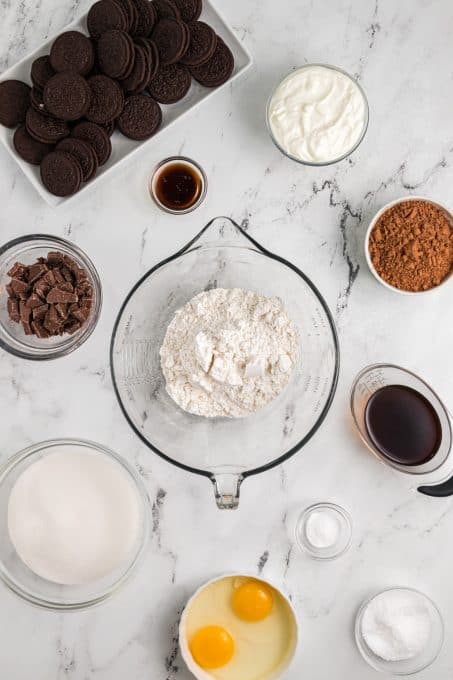 Ingredients for a cake with Oreos.