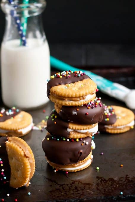 chocolate-dipped-fluffernutter-ritz-cracker-cookies-4