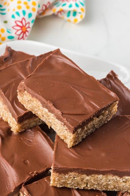 Chocolate peanut butter top a chewy bar made with oats.