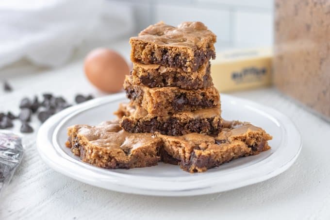 Brownies with the flavor of butterscotch with chocolate chips.