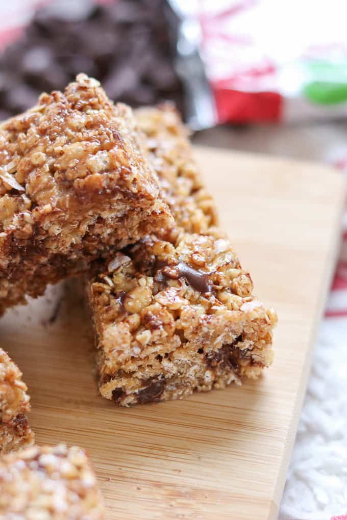 No-Bake Rice Krispies Granola Bars with chocolate, peanut butter and coconut - the perfect grab and go breakfast!
