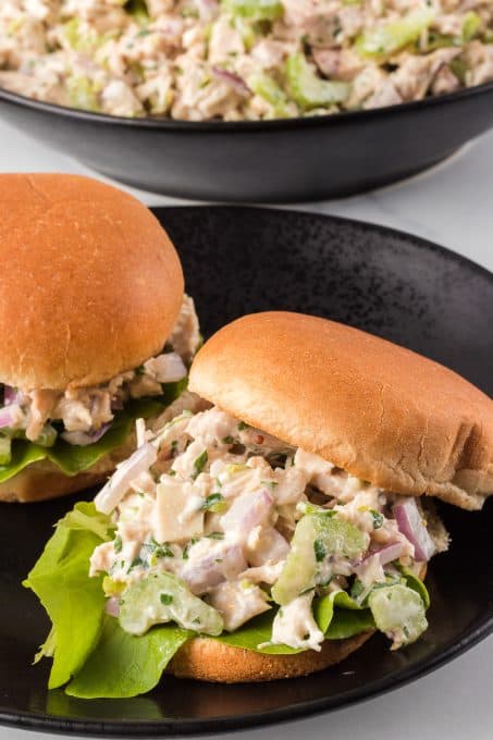 Chicken sandwich without mayonnaise.