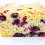 Hungry? A slice of this bread with lemon and blueberries is the perfect snack!