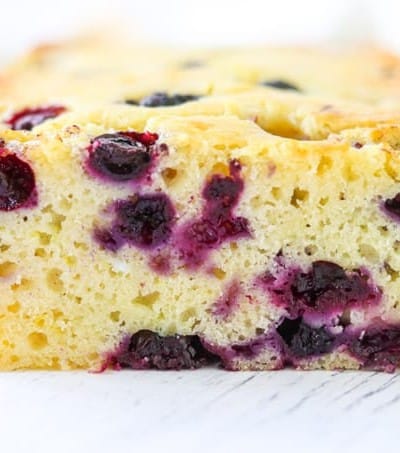 Hungry? A slice of this bread with lemon and blueberries is the perfect snack!