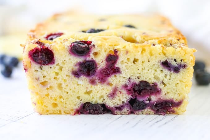 Hungry? A slice of this bread with lemon and blueberries is the perfect snack!