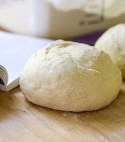 Easy and delicious dough for your homemade pizza.