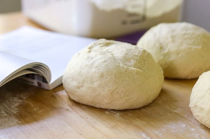 Easy and delicious dough for your homemade pizza.