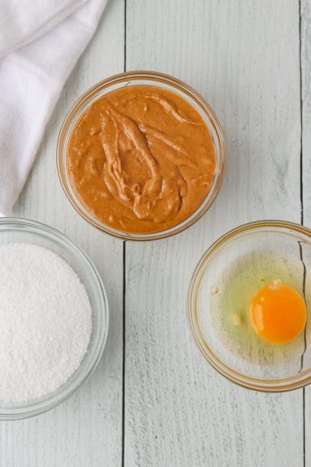 3 ingredients for peanut butter cookies.