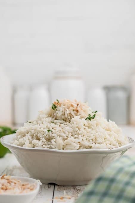A bowl of rice flavored with coconut.