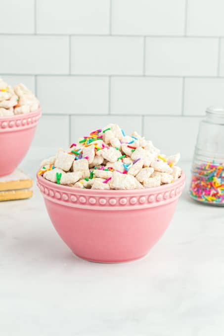 A bowl of funfetti muddy buddies.