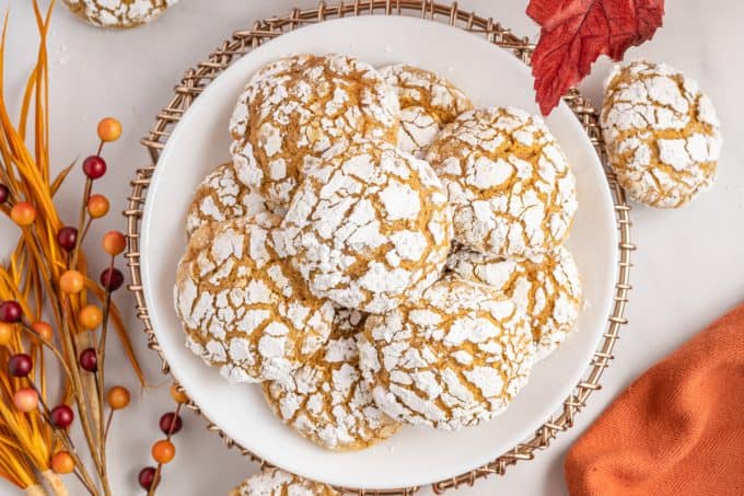 A plate of pumpkin crinkles.