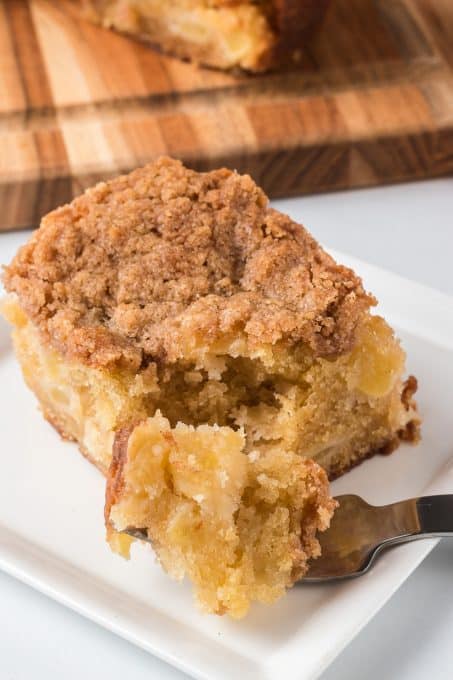 Cake with apples and a cinnamon streusel topping.