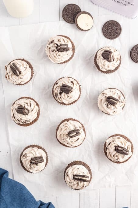 A table full of cupcakes with Oreos