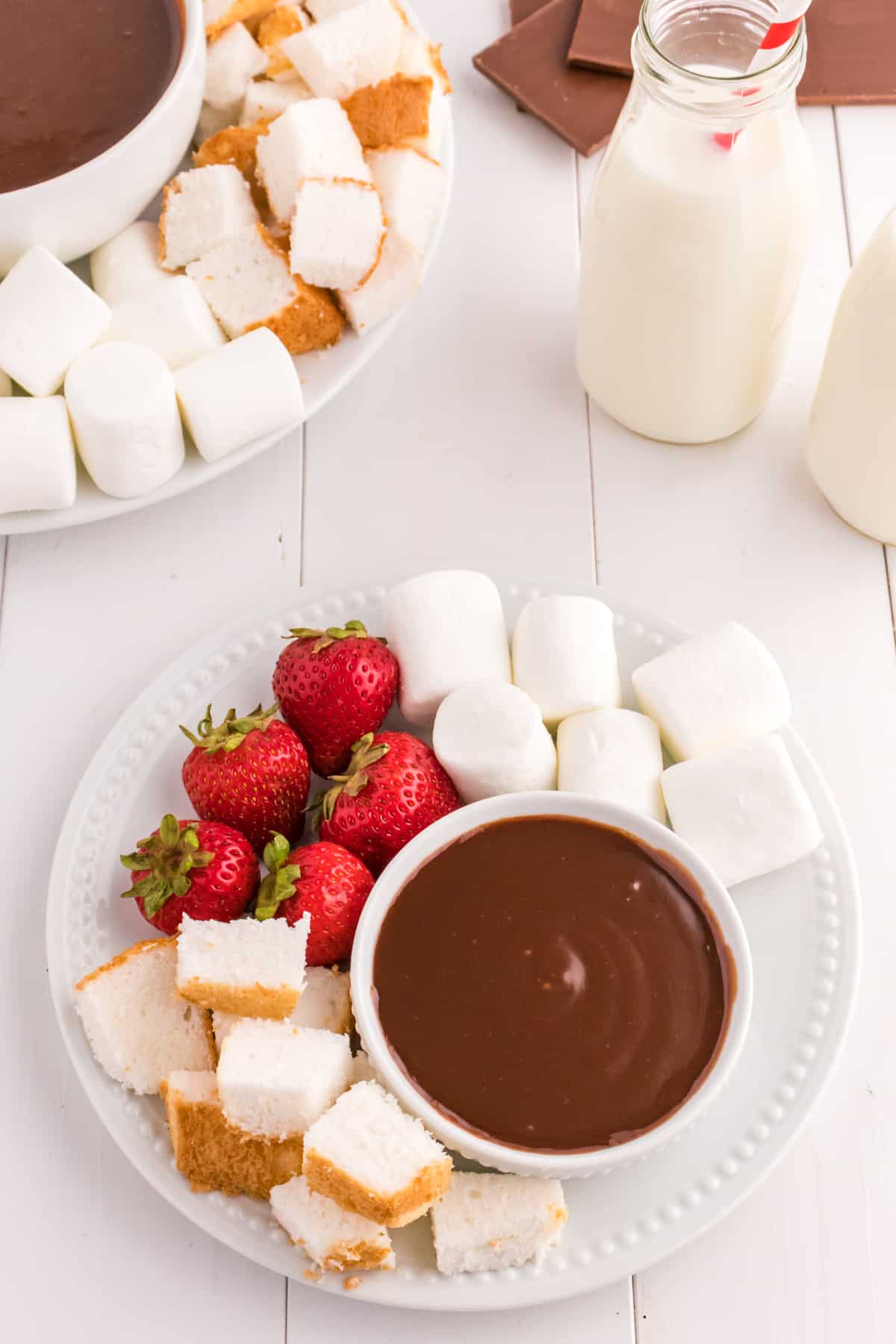 A bowl of easy fondue made of chocolate.