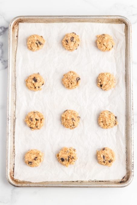 Balls of oat cookies ready for the oven.