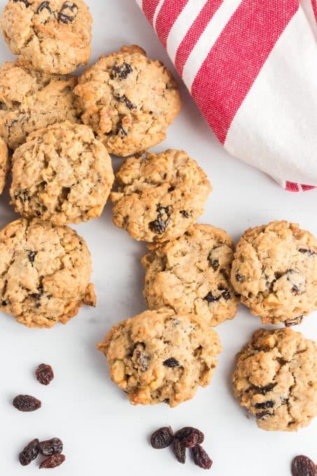 Cookies with oats, raisins and walnuts.