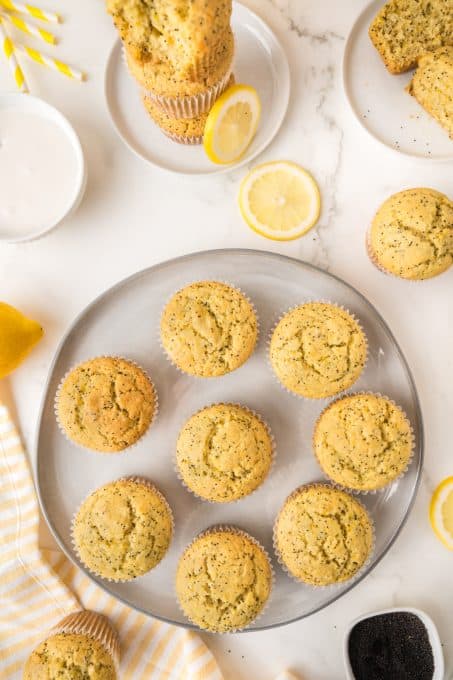 Easy muffins with poppy seeds and lemon flavor.