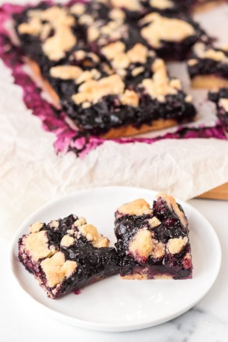 Crumb bars with fresh blueberries